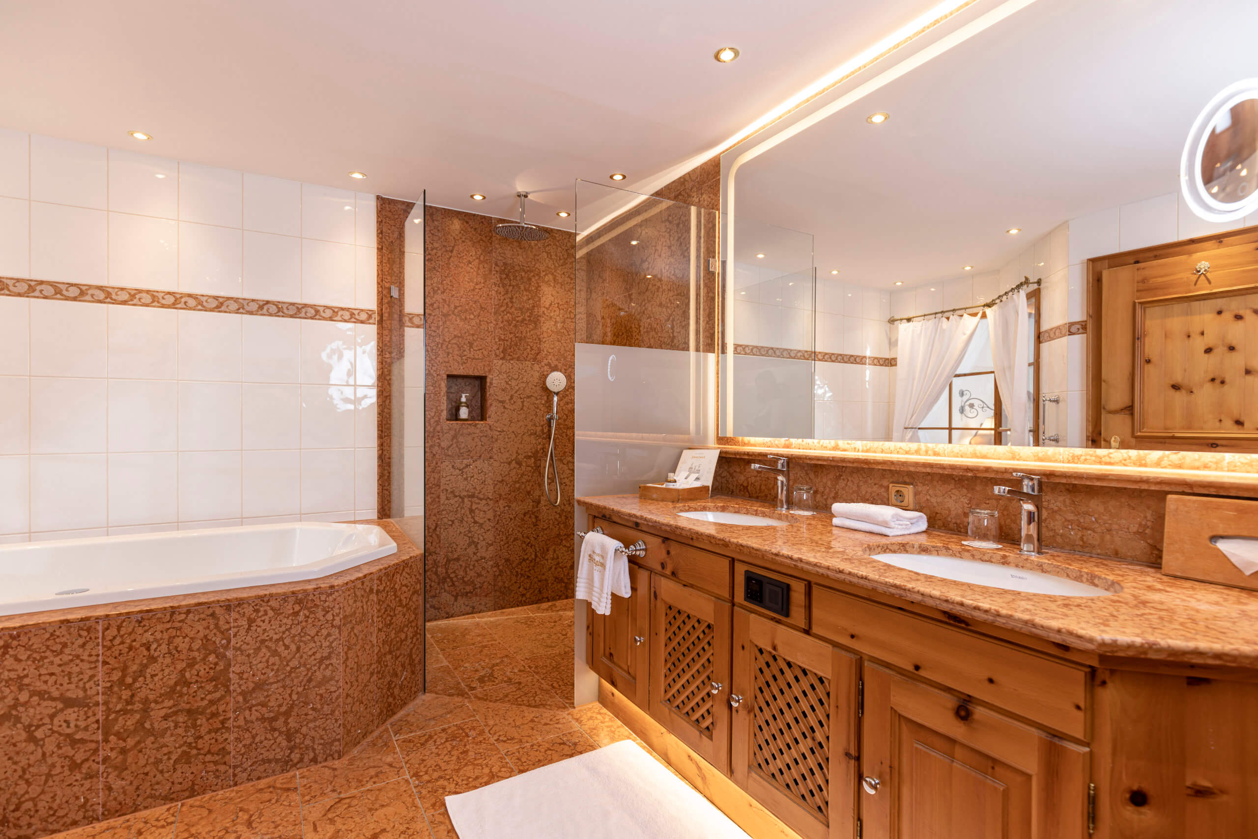 Luxussuite und Juniorsuite Bad - favorit_B